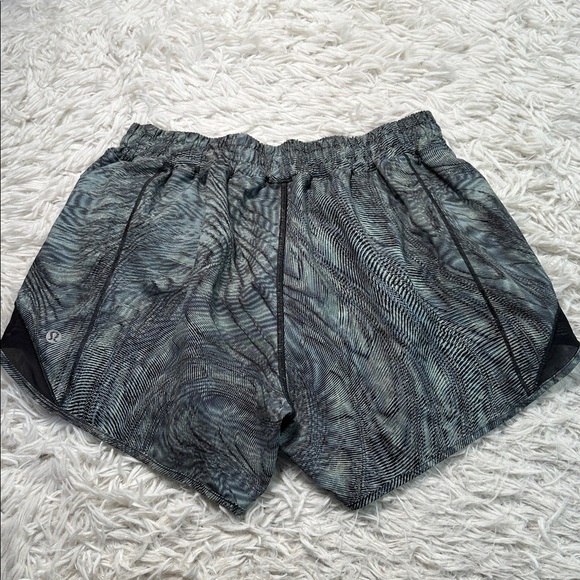 Lululemon Hotty Hot Low Rise Short 4" Dimensional Icing Blue Multi / Black - Picture 5 of 6